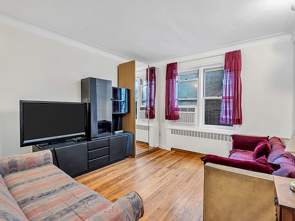 3rd image of 300 W 53rd St APT 4L