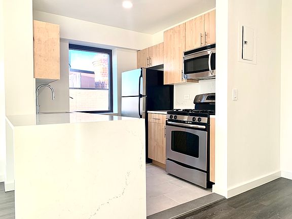 4th image of 520 W 43rd St APT 31A