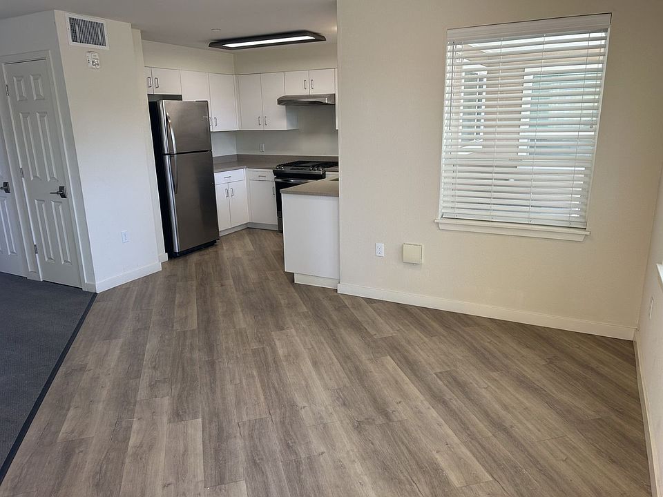 1st image of 445 Southwest Blvd #8