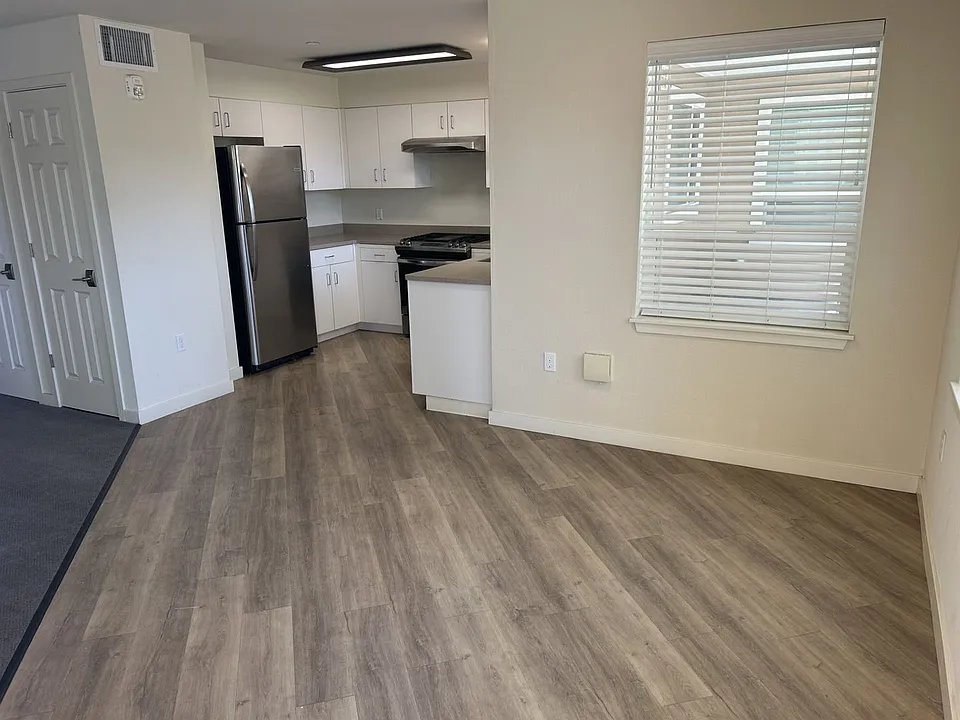 445 Southwest Blvd #8