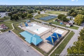 4th image of 913 S Ash Ave