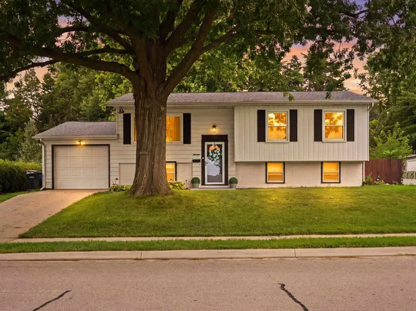 2320 Graham Cir, Dubuque, IA 52002