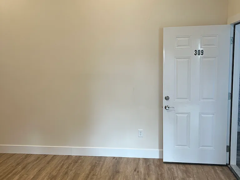 409 Court Yard Ln — Photo 9