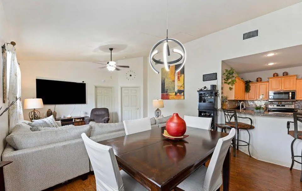 3 bed, 1357 sqft, $2,400 — Photo 2