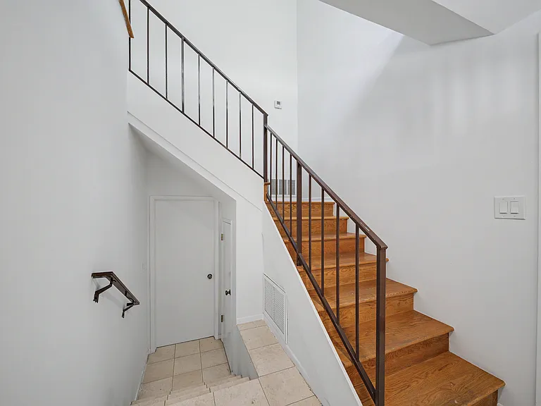 10424 Oletha Ln — Photo 5