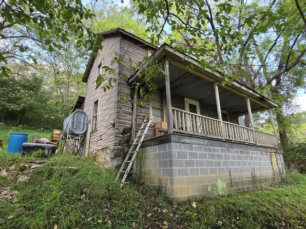 982 Palmer Ave, Saltville, VA 24370