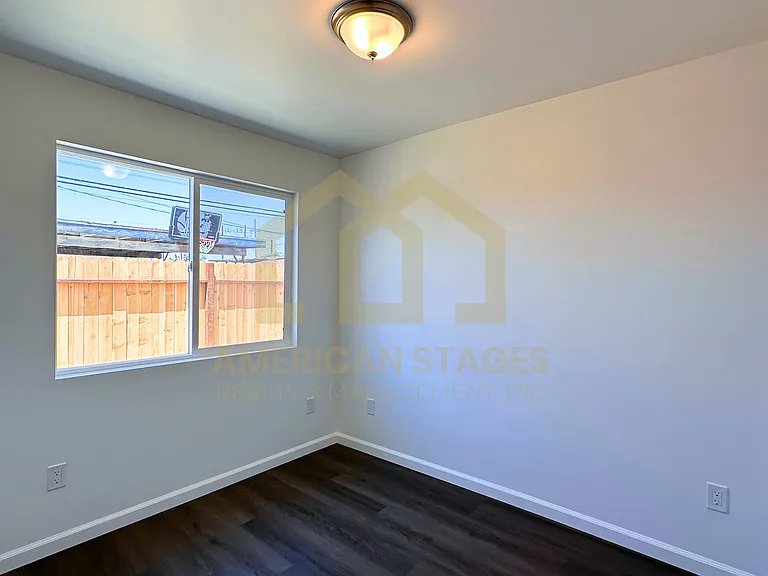 239 N East St — Photo 5