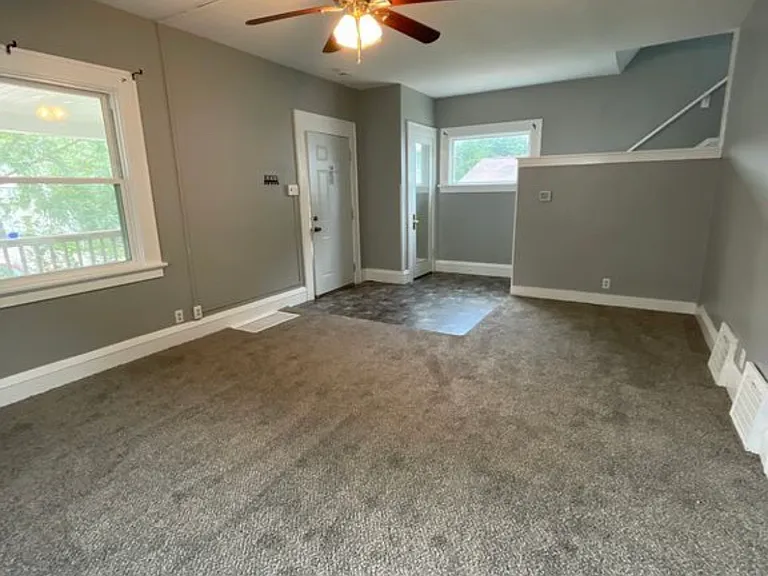 372 18th St SE — Photo 3