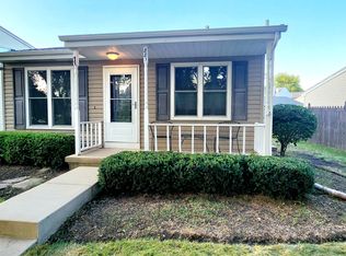 881 Manchester Crse, Geneva, IL 60134
