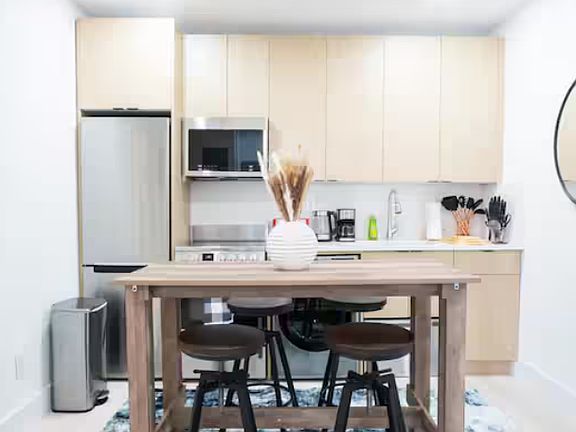 4th image of 400 E 11th St APT 2