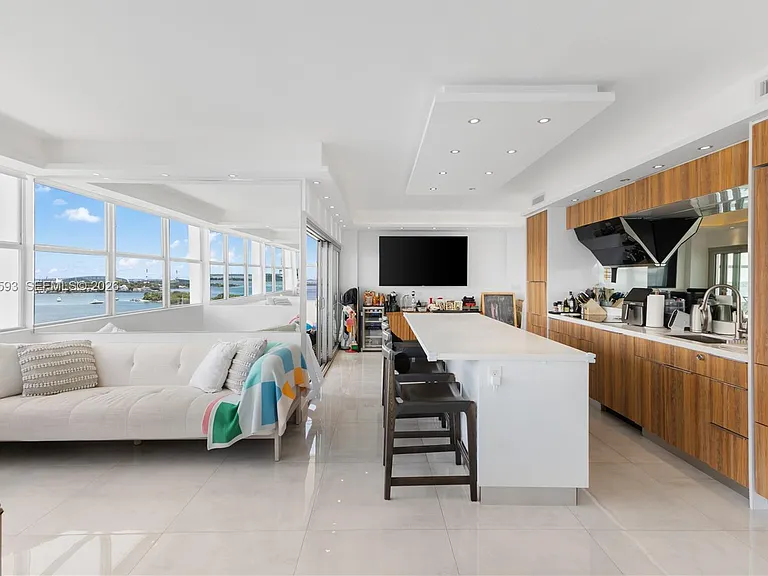 3 Island Ave #14D — Photo 1