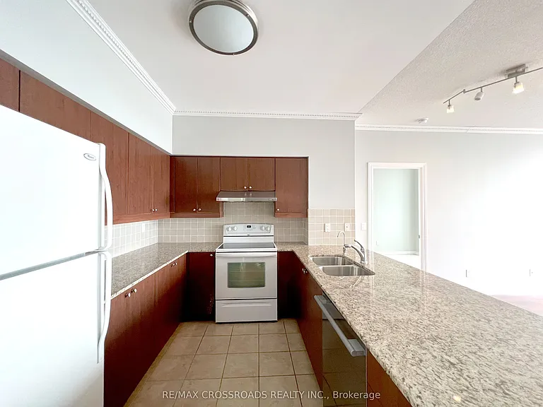 15 N Park Rd #1004 — Photo 7