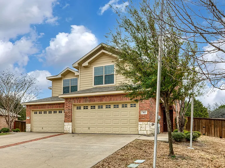 382 Armstrong Ln — Photo 3