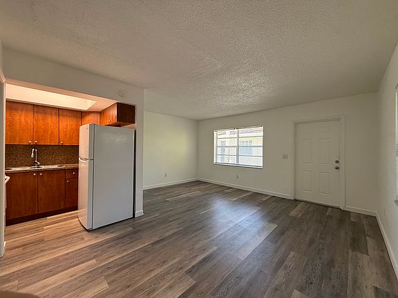 3rd image of 712 NE 1st St APT 4