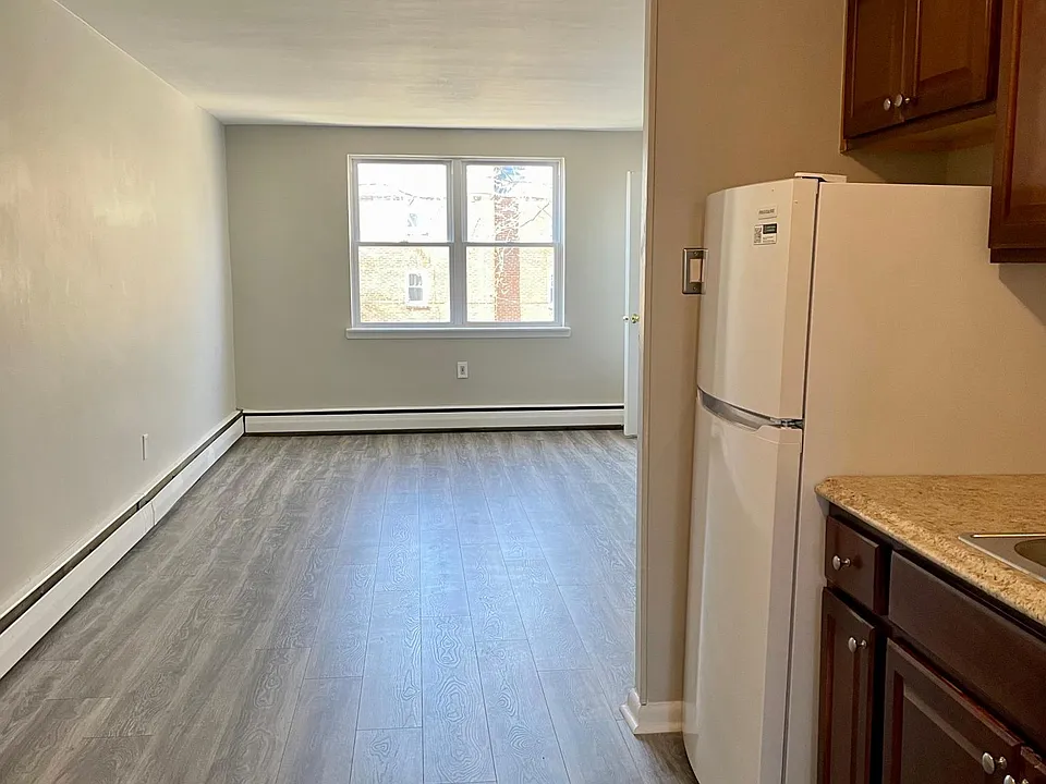 Fully renovated eat-in-kitchen