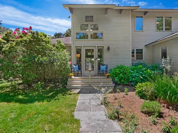 18 Puritan Dr, Oak Bluffs, MA 02557