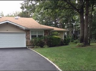 24 Hampshire Ct, Holbrook, NY 11741