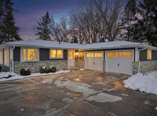 293 Meadowside COURT, Pewaukee, WI 53072