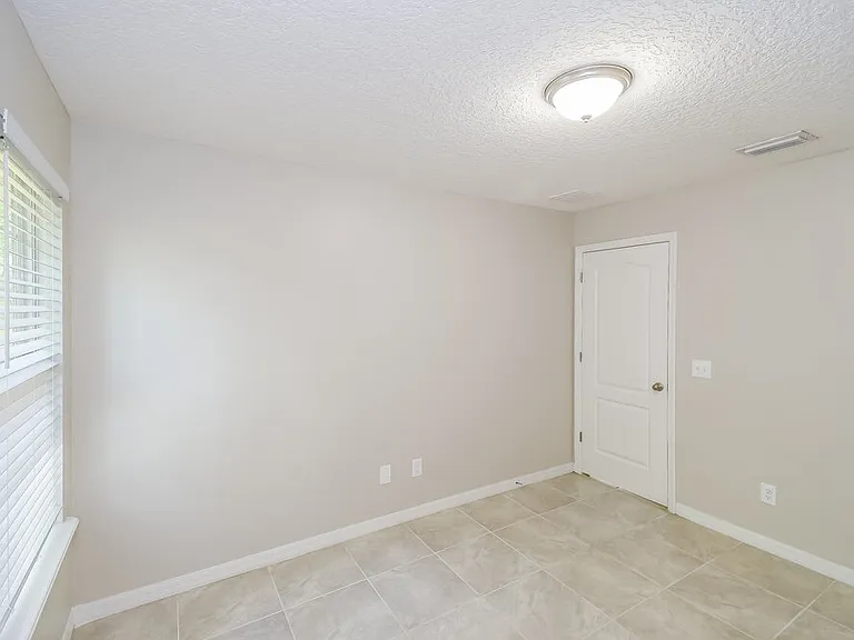 1040 W 7th St — Photo 17
