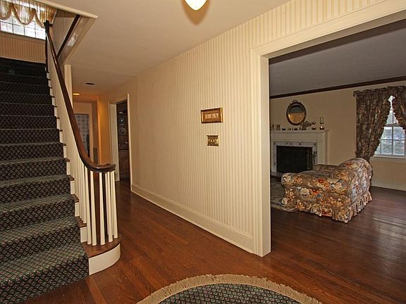 5th image of 18 Hewlett Dr