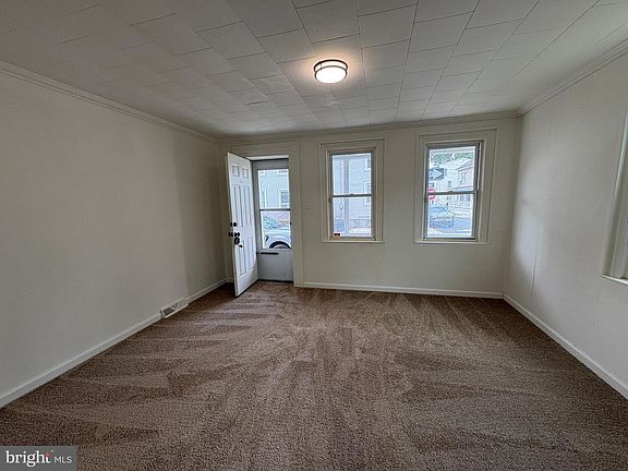 5th image of 319 Borden St