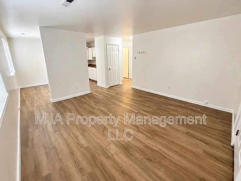 2 bed, 1.0 bath, 900 sqft, $995 — Photo 2