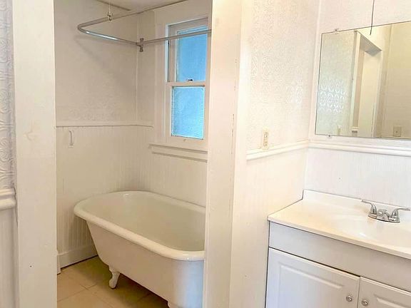 3rd image of 99 Miller St Floor 1