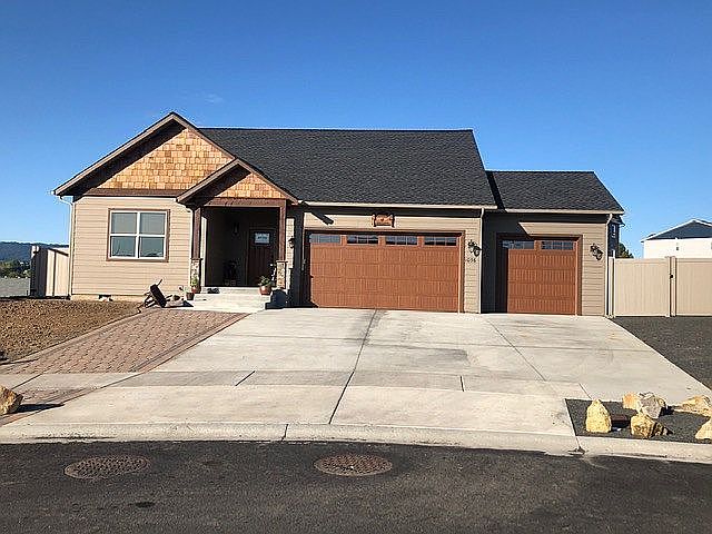 Front of 1036 Aponi