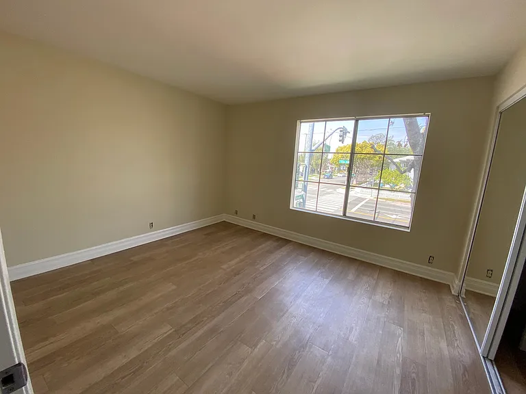 2908 W Victory Blvd #D — Photo 5