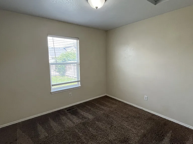 14320 Tara St — Photo 11