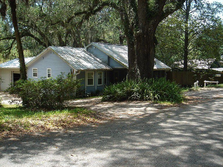 This side shows the width of the house and the garage behind.