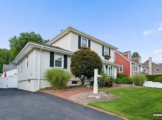 79 Bergen Ave, Waldwick, NJ 07463