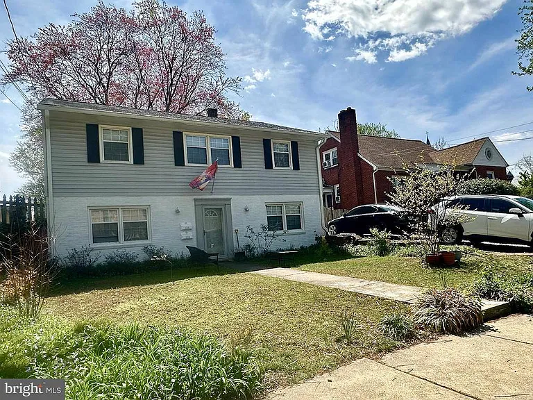 1316 Rowe St — Photo 3