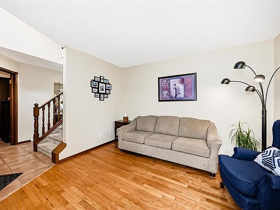 4th image of 232 NE Macewan Ridge Close NW