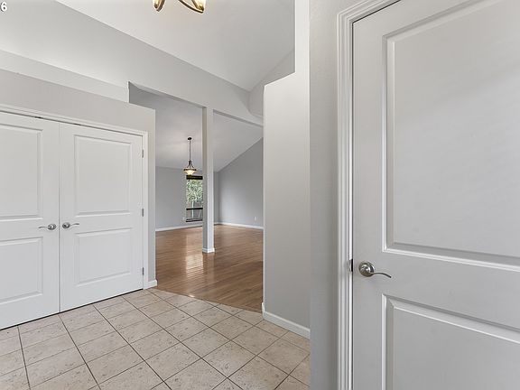 5th image of 7945 SW Sorrento Rd