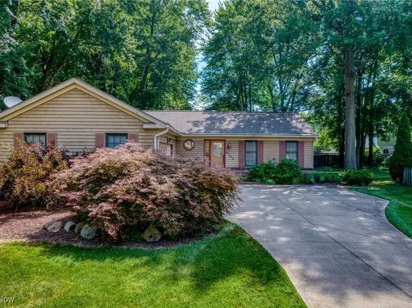 8303 Bradfords Gate, Olmsted Falls, OH 44138