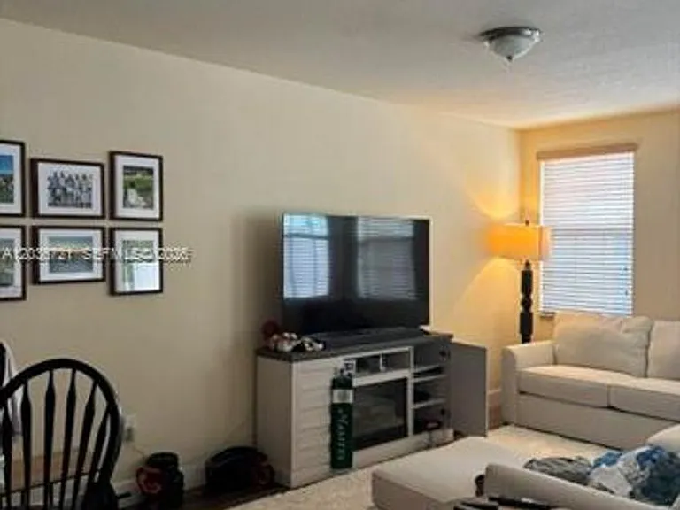 211 Las Brisas Cir #TH — Photo 8