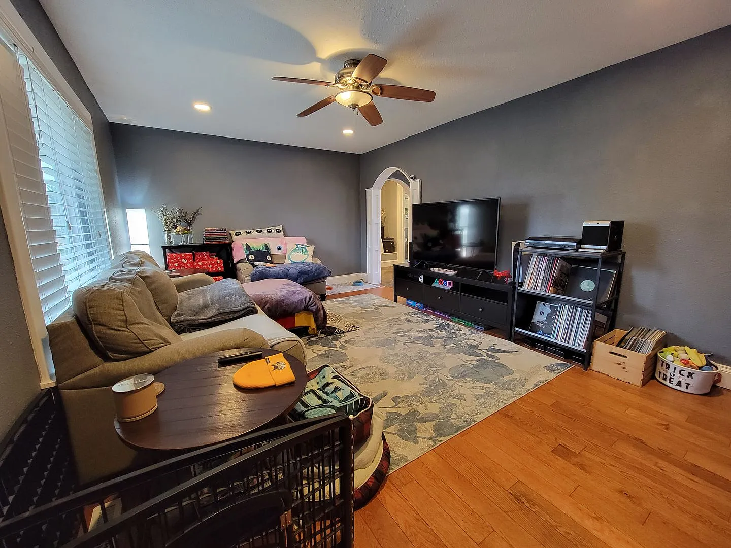 Charming 4 bedrom, 2 bathroom home with extensive high-end renovations — Photo 2