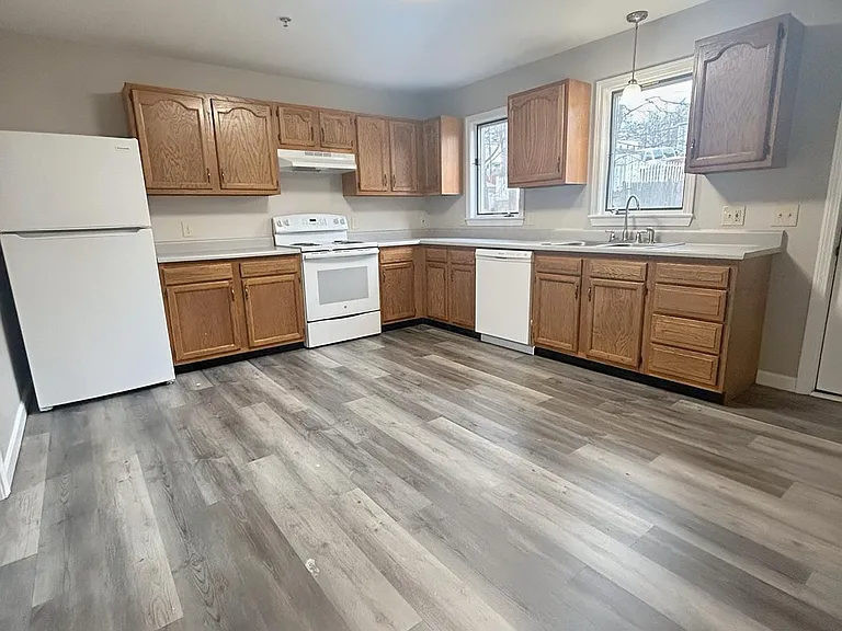 221 Park St #6 — Photo 9
