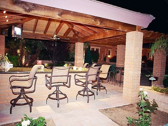 Poolside Bar/Lounge