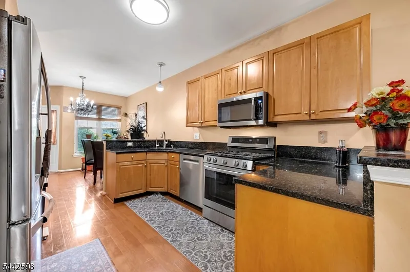 3 bed, 2.5 bath, 2051 sqft, $4,150 — Photo 3