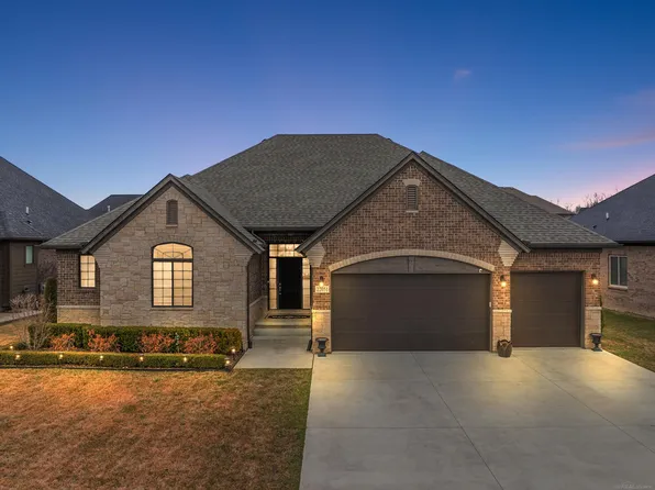 22051 Chaucer Ct, Macomb, MI 48044