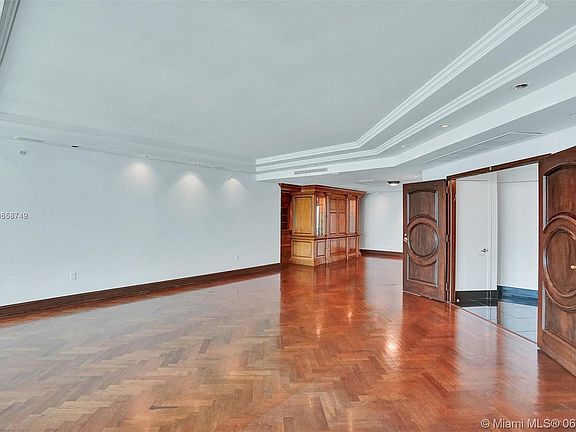 5th image of 19955 NE 38th Ct APT 2004