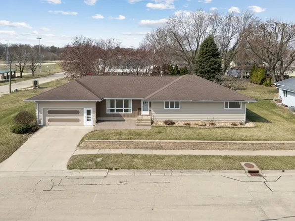708 3rd St SE, Dyersville, IA 52040