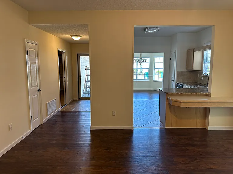 220 Parkwood Cir — Photo 4