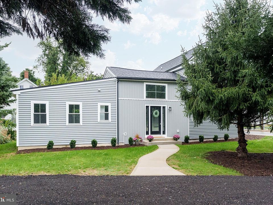 1st image of 138 N Bohemia Ave