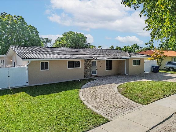 3rd image of 225 SW 102nd Pl