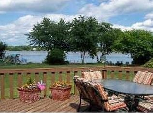 517 N Beck Rd, Lindenhurst, IL 60046