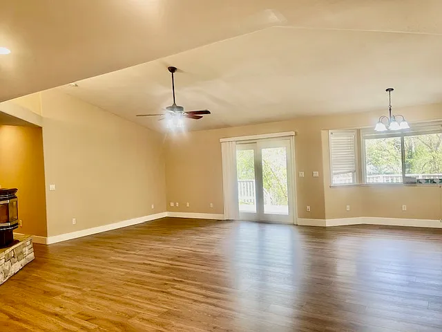 858 Evergreen Ln — Photo 9