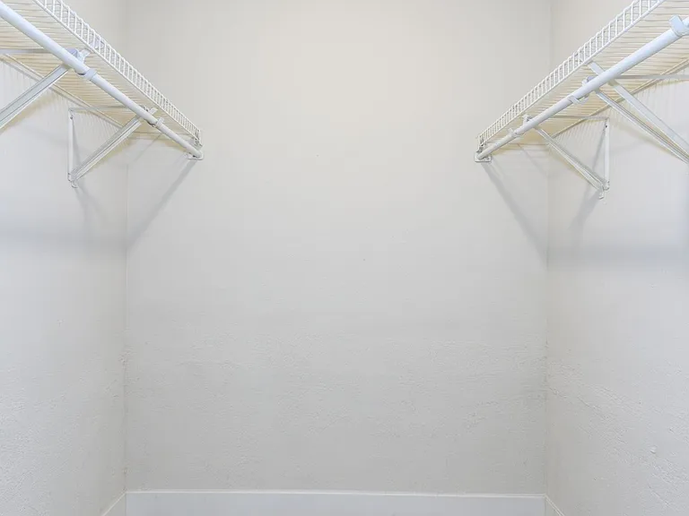 Oak Park Apartments — Photo 8